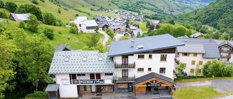 Un pueblo de montaña con una pizzería y un bar deportivo.