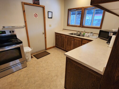 Cozy stay at Haliburton Forest. Trails, Wolf Centre, Canopy Tour, 100 lakes!