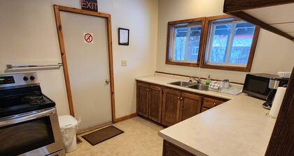 Cozy stay at Haliburton Forest. Trails, Wolf Centre, Canopy Tour, 100 lakes!