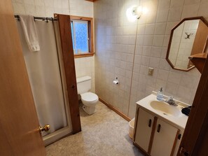 Douche, serviettes fournies, savon, papier toilette
