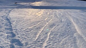 A snow-covered mountain landscape with a clear sky and a sun setting or rising in the background. - Les Balcons de St So Apartment 1 – Mountain View, 2 Bedrooms, Near Slopes (Saint-Sorlin-d'Arves)