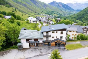 Un borgo montano con una pizzeria e un bar sport.
