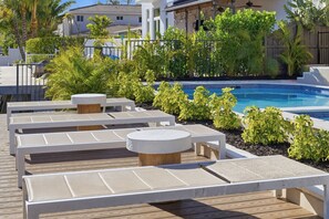 A poolside area with lounge chairs and a small pool. - Luxury House Waterfront Intracoastal Access (Fort Lauderdale)