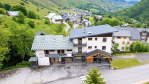 Un borgo montano con una pizzeria e un bar sport.