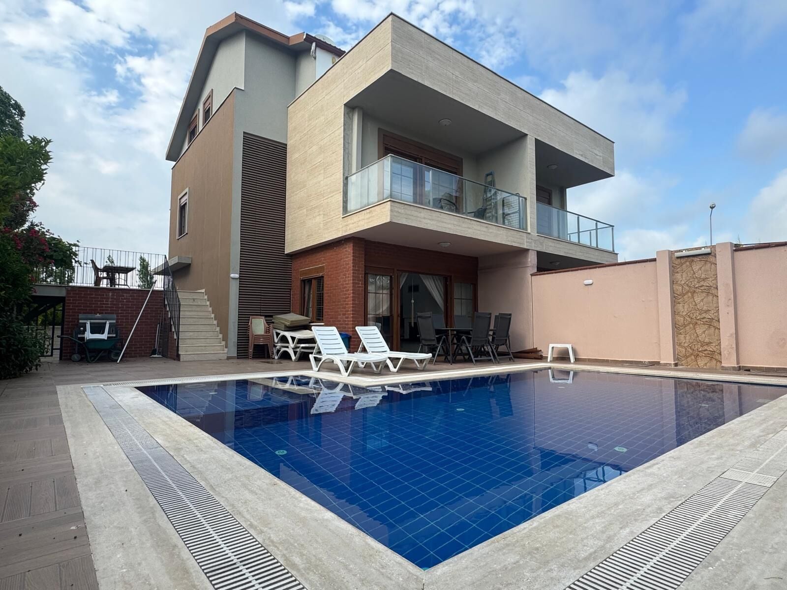 Außenpool (je nach Saison geöffnet)