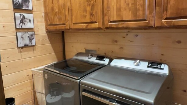 Una cocina con armarios de madera, una estufa y un refrigerador.