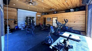 Un gimnasio con equipo de ejercicio variado, incluyendo cintas de correr y máquinas de pesas.