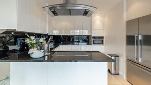 Eine moderne Küche mit Kochinsel, Edelstahlgeräten und elegantem Design.