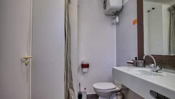 Regadera, secadora de cabello, toallas, papel de baño