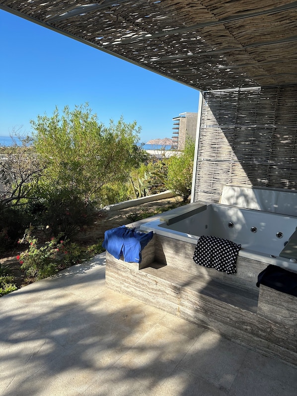 Habitación doble de lujo, vista al océano | Tina de hidromasaje al aire libre