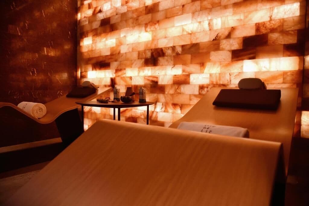 Un sauna, una bañera de hidromasaje, baño turco, tratamientos corporales