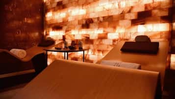 Un sauna, una bañera de hidromasaje, baño turco, tratamientos corporales