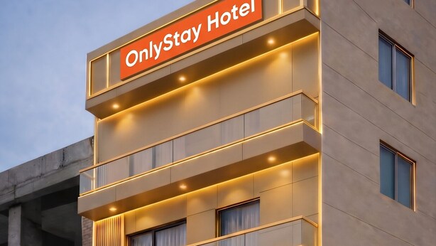 Monikerroksinen hotellirakennus, jonka katolla on suuri, huomiota herättävä «OnlyStay Hotel» -kyltti.
