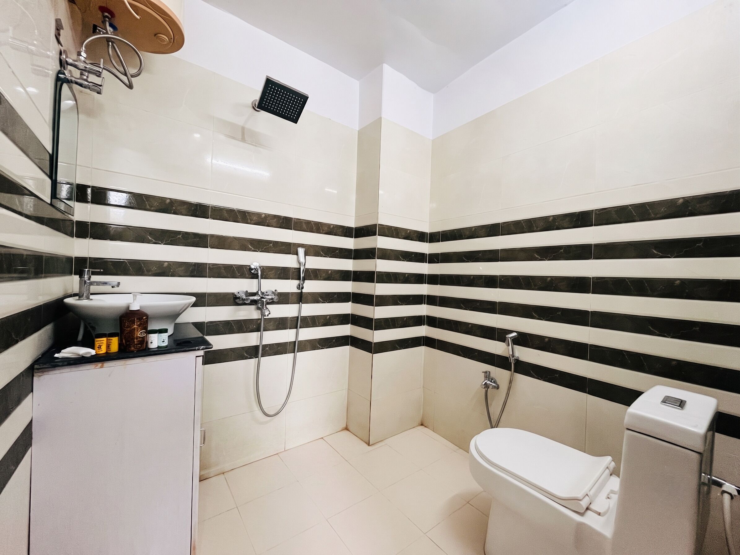 Habitación Deluxe | Baño | Ducha, artículos de higiene personal gratuitos, toallas y jabón