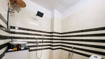 Habitación Deluxe | Baño | Ducha, artículos de higiene personal gratuitos, toallas y jabón