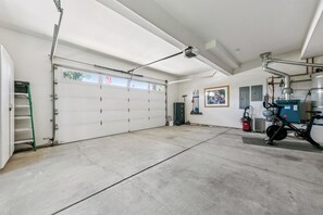 Eine Garage mit Betonboden, geschlossenem Garagentor und einem Fahrrad.