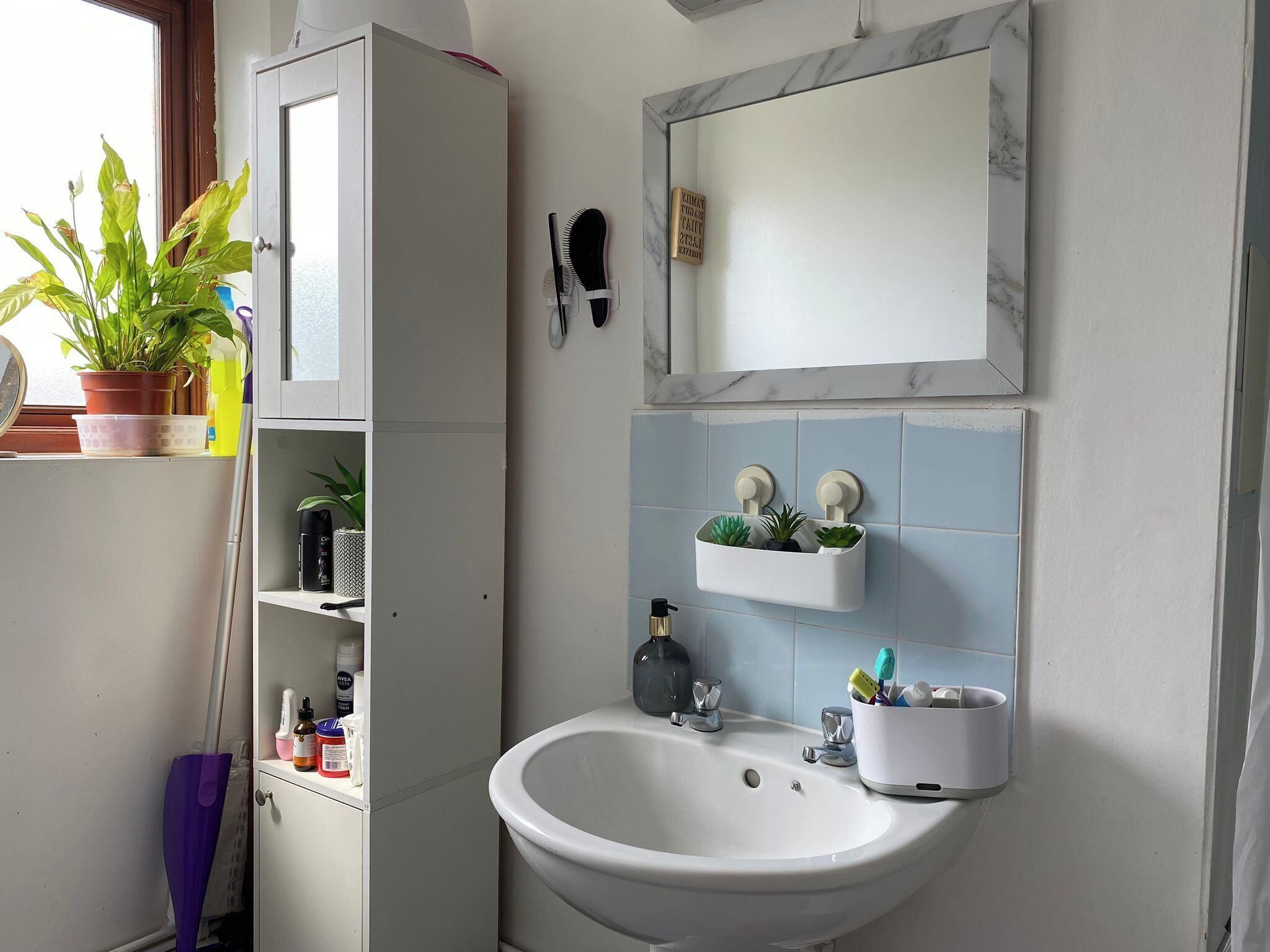 Combined shower/tub, deep soaking tub, towels