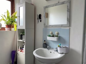 Combined shower/bathtub, deep-soaking bathtub, towels - Apartment Sleeps 6 With Parking (London)