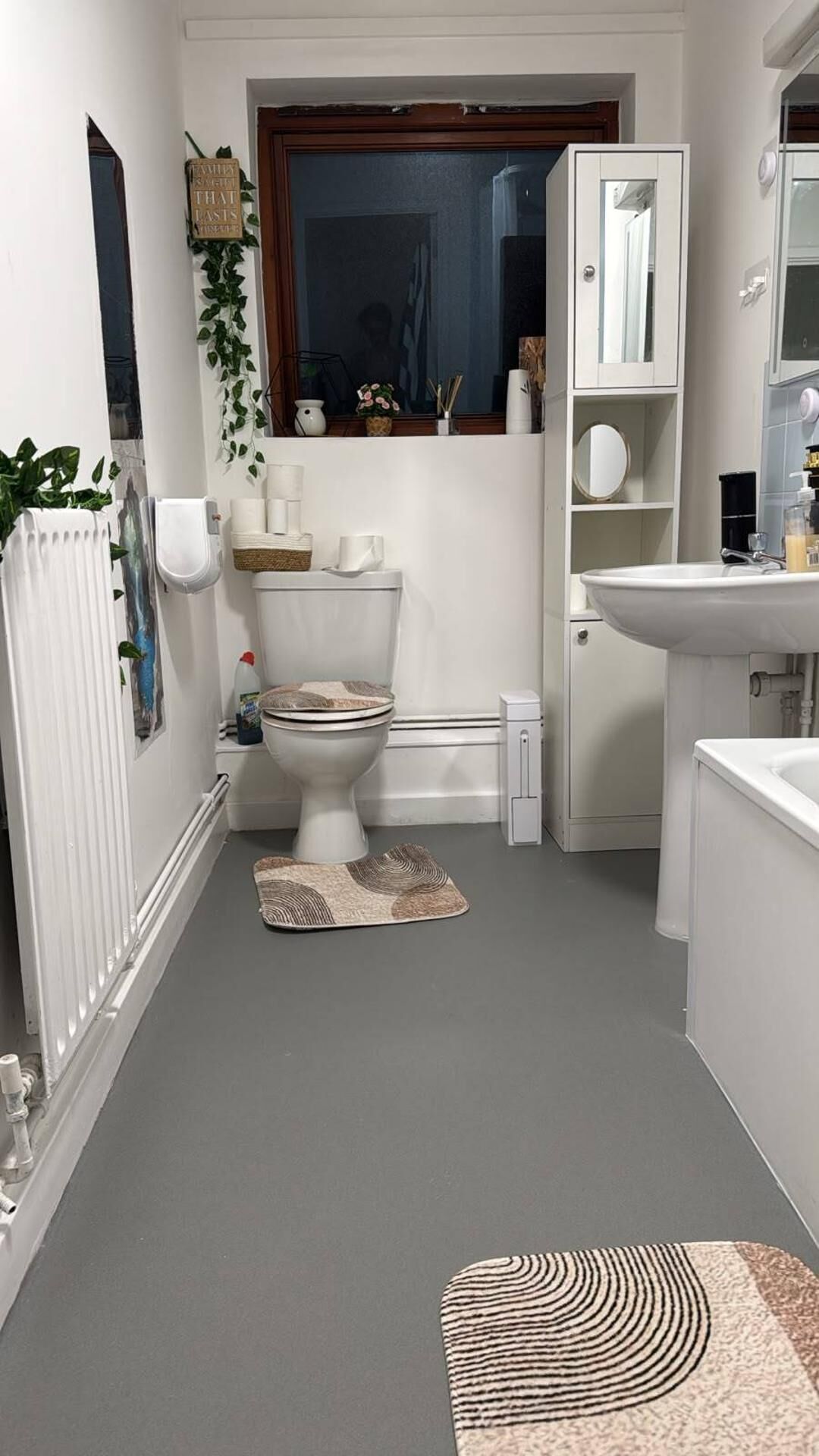 Combined shower/tub, deep soaking tub, towels