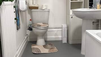 Combined shower/tub, deep soaking tub, towels