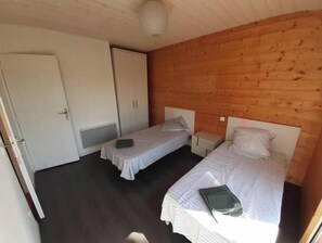 2 bedrooms, travel cot, free WiFi, bed sheets - Alzeau Socket Housing (Lacombe)