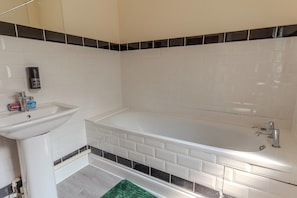 Bathroom - Entire Sketty Home, Gower and City Centre access (Sketty)