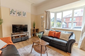 Living area - Entire Sketty Home, Gower and City Centre access (Sketty)