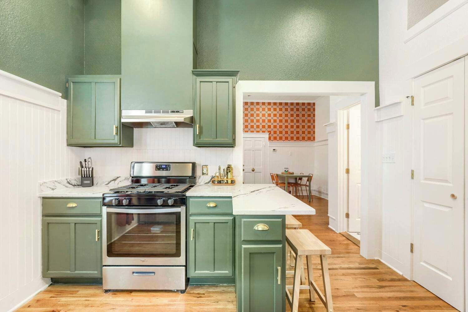 Cafetera y tetera, refrigerador, horno y parrilla de estufa 