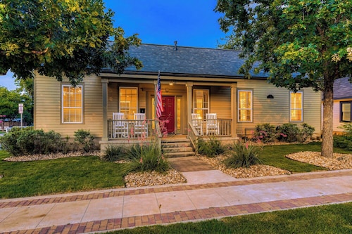 Charming 2BR House 1 Block off the Square