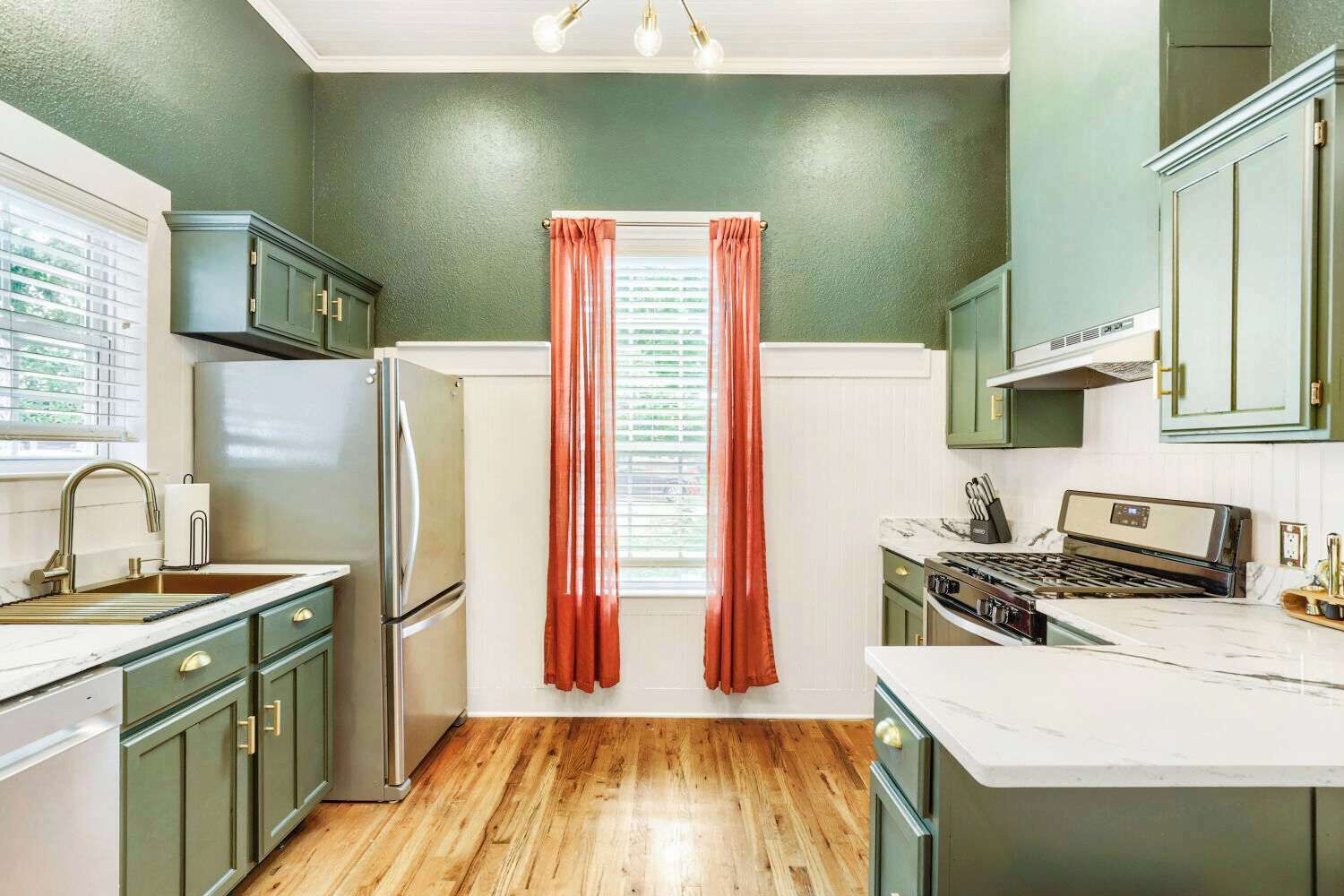 Coffee/tea maker, fridge, oven, stovetop