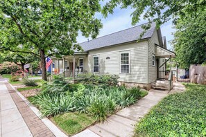Exterior - Charming 2BR House 1 Block off the Square (Georgetown)