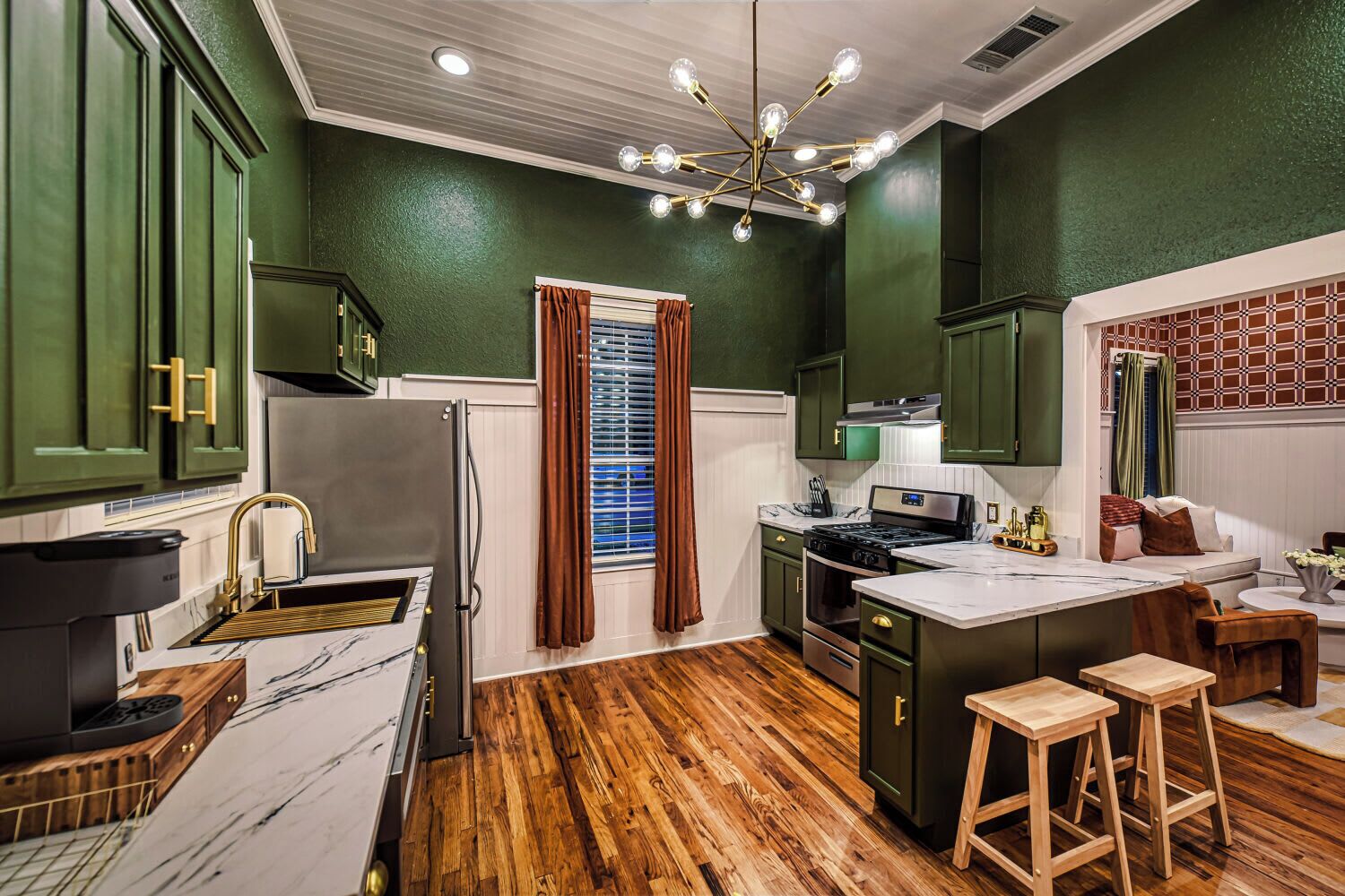 Coffee/tea maker, fridge, oven, stovetop