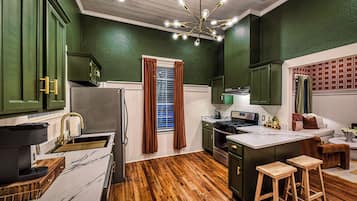 Coffee/tea maker, fridge, oven, stovetop