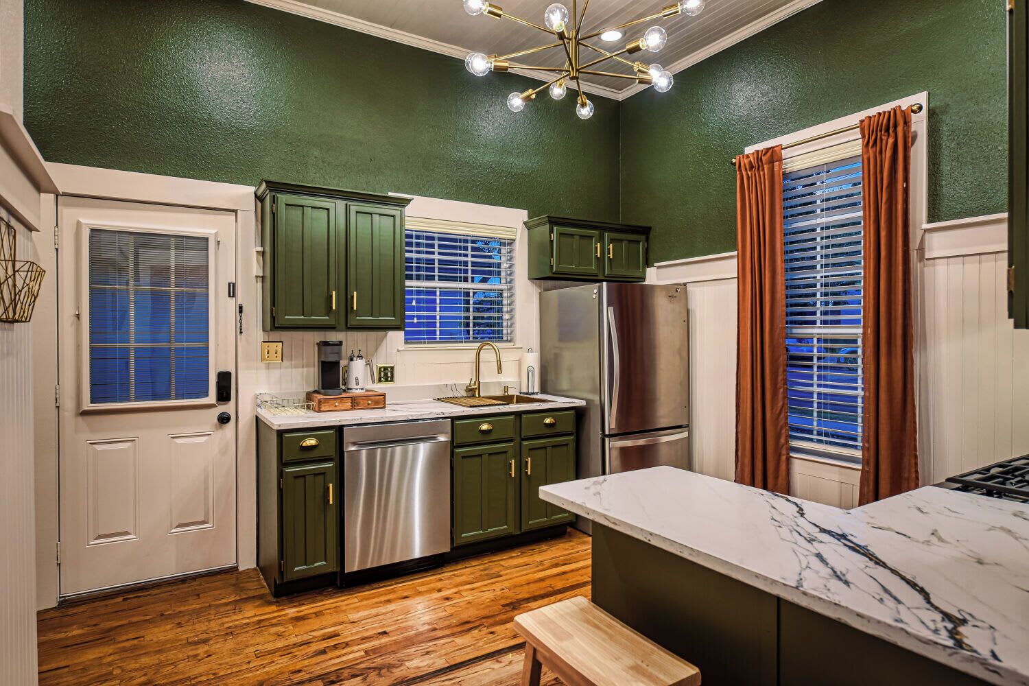 Coffee/tea maker, fridge, oven, stovetop