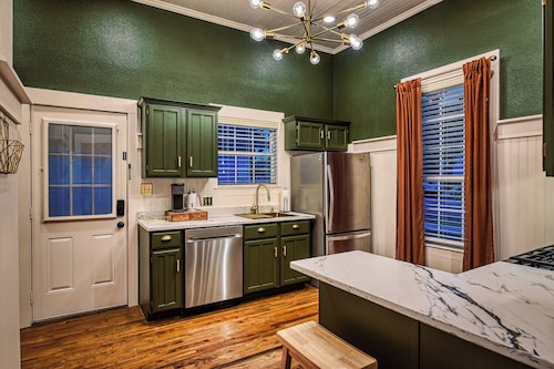 Charming 2BR House 1 Block off the Square