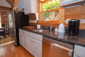 Cabana, vista para o jardim | Cozinha privada | Refrigerador em uma área comum, micro-ondas em uma área comum