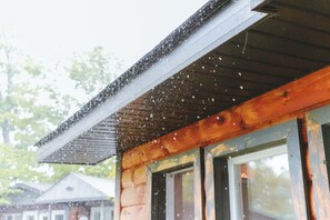 A wooden cabin with a sloped roof and a window. - Falcon Cottage - 2 Bedroom - Family Friendly (Trent Lakes)