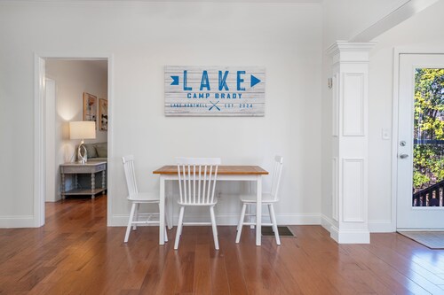 Lakefront Fun - Deep Water Dock, Kayaks, Paddleboard, Fire Pit & Outdoor Movies