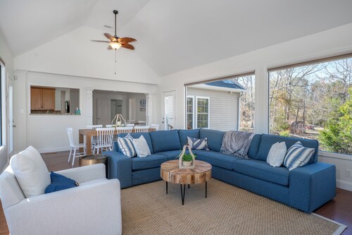Lakefront Fun - Deep Water Dock, Kayaks, Paddleboard, Fire Pit & Outdoor Movies