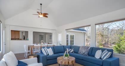 Lakefront Fun - Deep Water Dock, Kayaks, Paddleboard, Fire Pit & Outdoor Movies