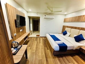 Deluxe Room | Desk, laptop workspace, WiFi (free) - OnlyStay Grand Continental Varanasi (Varanasi)