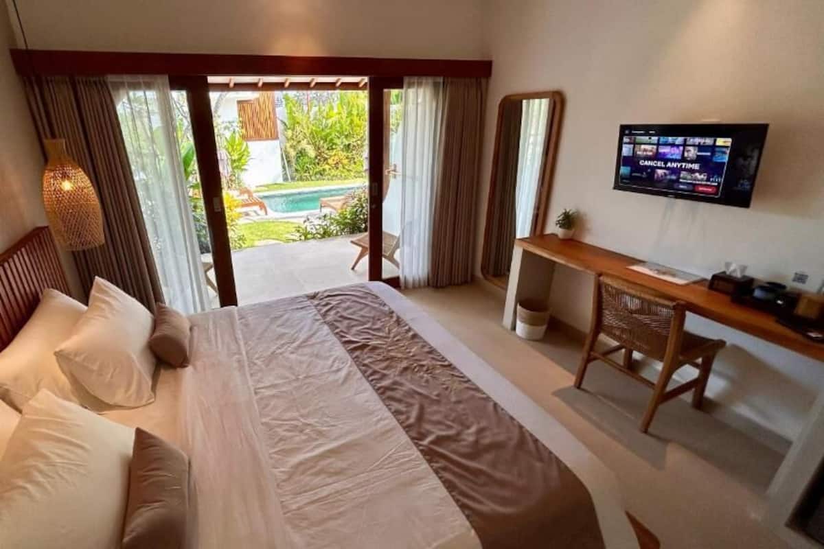 Deluxe Double Room, Garden View | In-room safe, blackout drapes, iron/ironing board (on request)