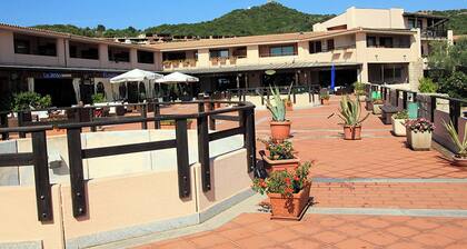 GROUND-FLOOR BEACHFRONT HOUSE WITH GARDEN AND BEACH; PETS ALLOWED