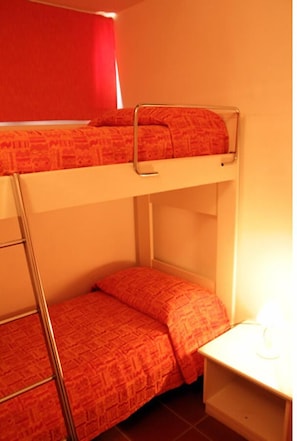 2 chambres, fer et planche à repasser, accès à Internet, literie fournie