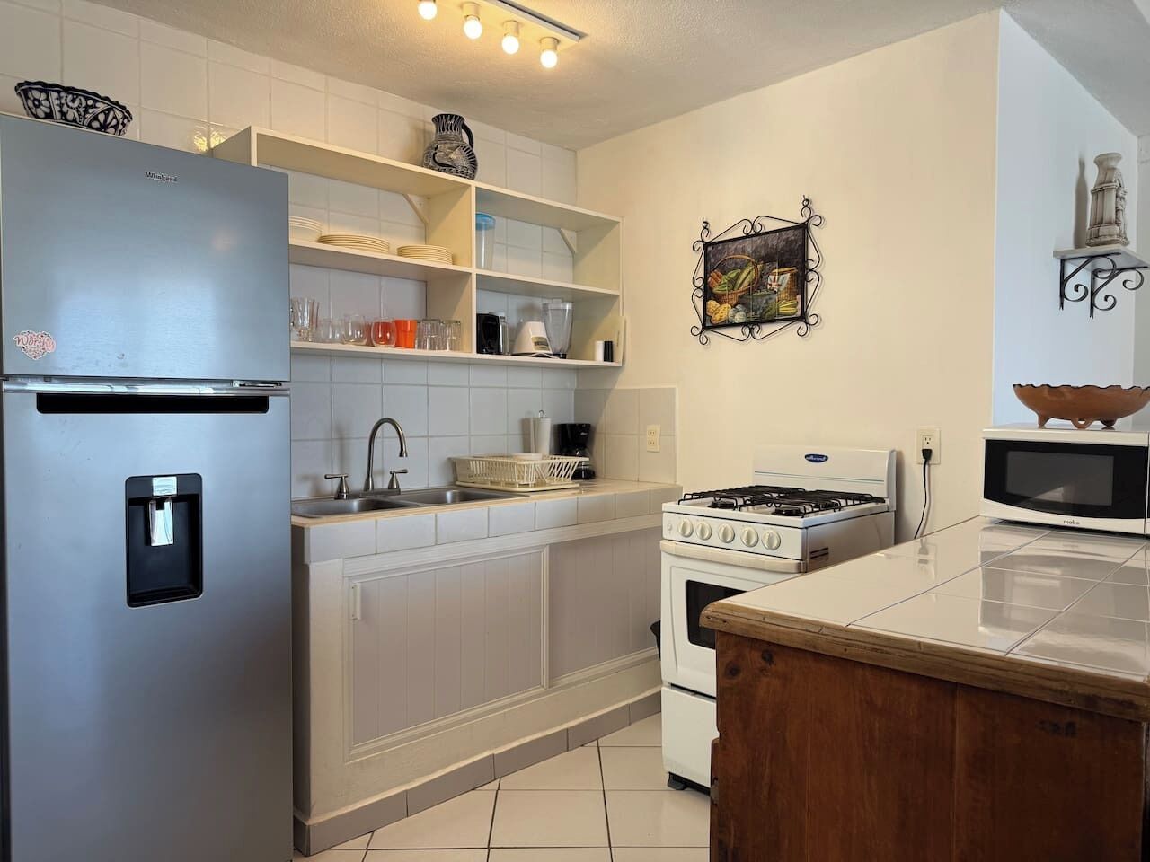 Coffee/tea maker, fridge, microwave, stovetop