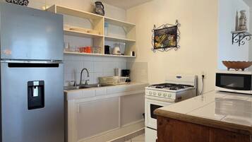 Coffee/tea maker, fridge, microwave, stovetop