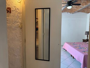 Escritorio, tabla de planchar con plancha, wifi y ropa de cama 