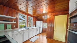 Private kitchen - Bayou Bungalow - Walk to Downtown Tarpon Springs (Tarpon Springs)