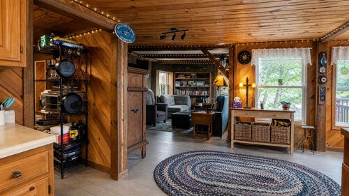Serene Lakefront Cottage with Mountain Views