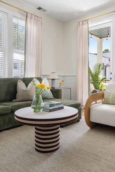 Spacious 4bd w. Balconies, Heart of Downtown!